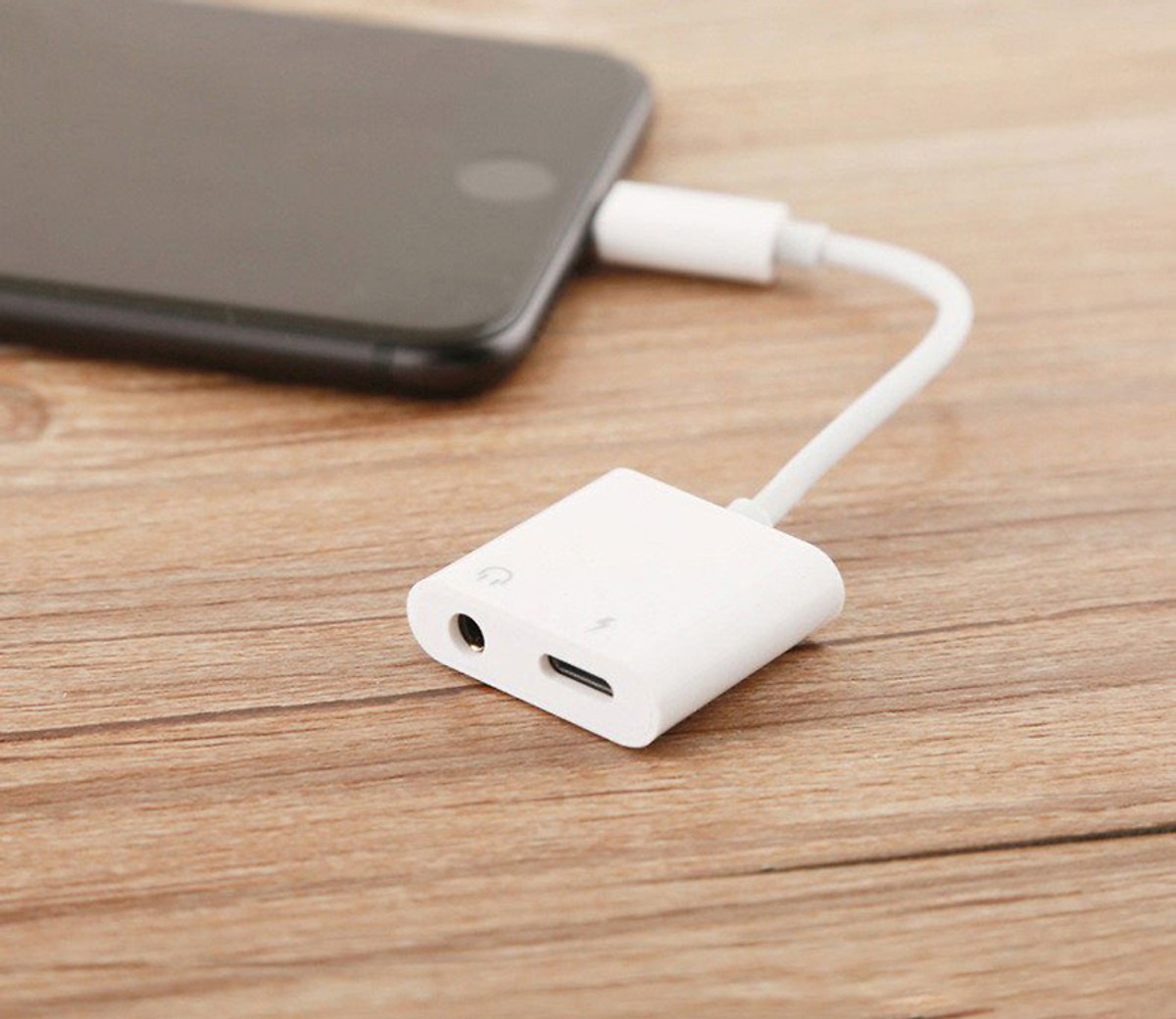 Cáp Chuyển Iphone 2 Trong 1 Ra 2 Đầu Lightning Và 3.5mm