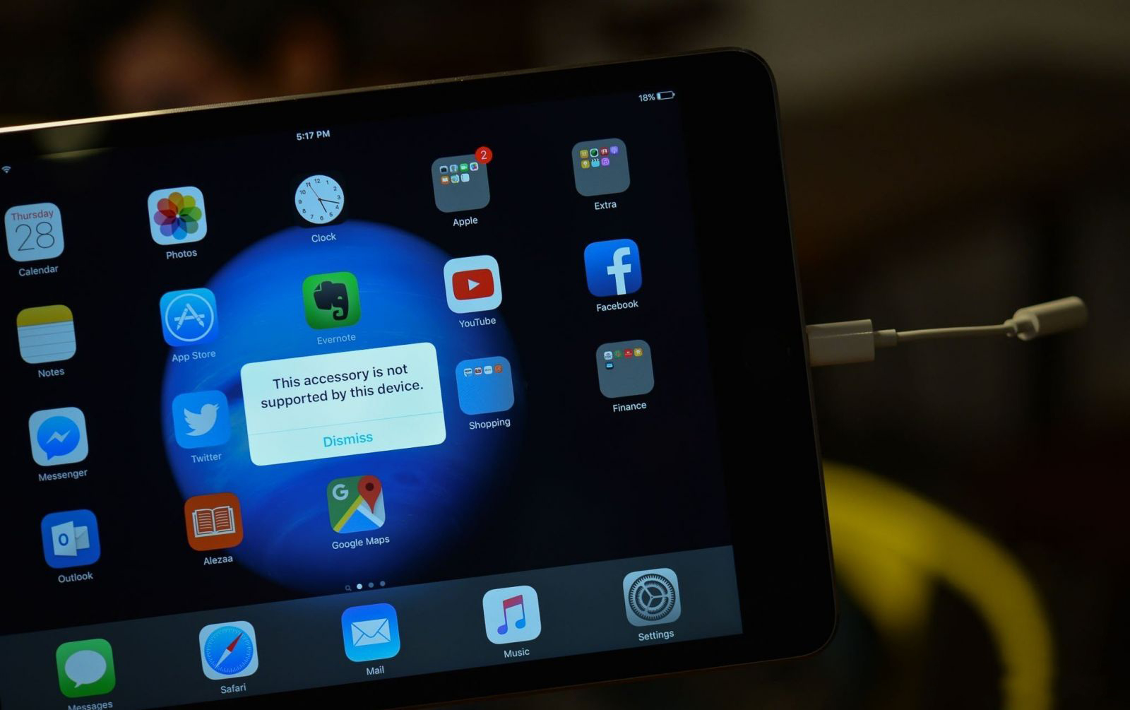 Cáp Chuyển Tai Nghe Từ Cổng Lightning Ra Jack 3.5mm Cáp Chuyển Tai Nghe Từ Cổng Lightning Ra Jack 3.5mm