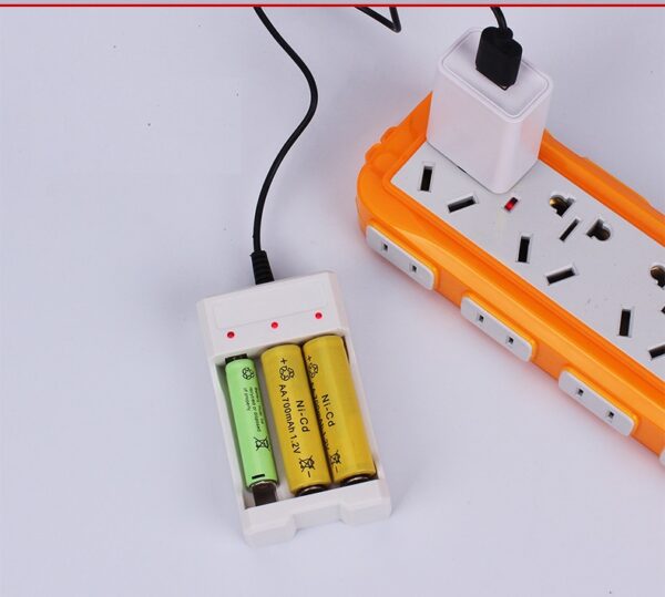 Bộ Sạc Pin Đa Năng 3 Khe Dùng Sạc Nhanh Cho Pin AA, AAA  Nguồn Usb