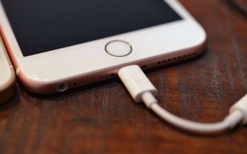 Adapter Chuyển Tai Nghe Iphone 7 Ra Đầu 3.5 Adapter Chuyển Tai Nghe Iphone 7 Ra Đầu 3.5