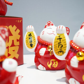 Tượng Mèo Thần Tài Gốm Men Có Chuông Để Bàn 10cm Kèm Đệm Đỏ