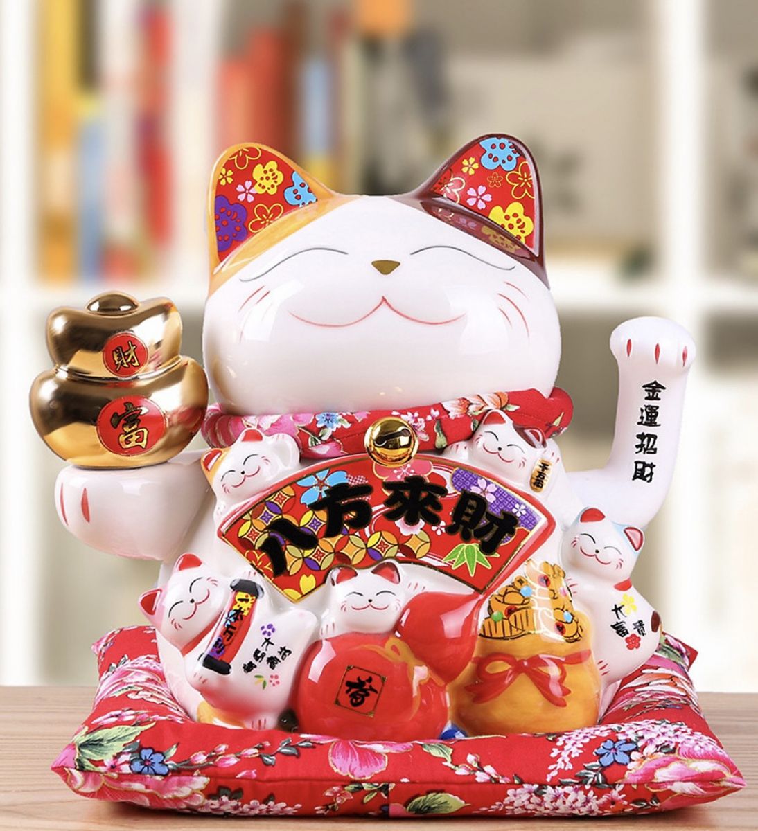 Tượng Mèo Thần Tài Gốm Men Vẫy Tay 24cm Loại Lớn Kèm Đệm Đỏ Và Dây Nguồn Tượng Mèo Thần Tài Gốm Men Vẫy Tay 24cm Loại Lớn Kèm Đệm Đỏ Và Dây Nguồn