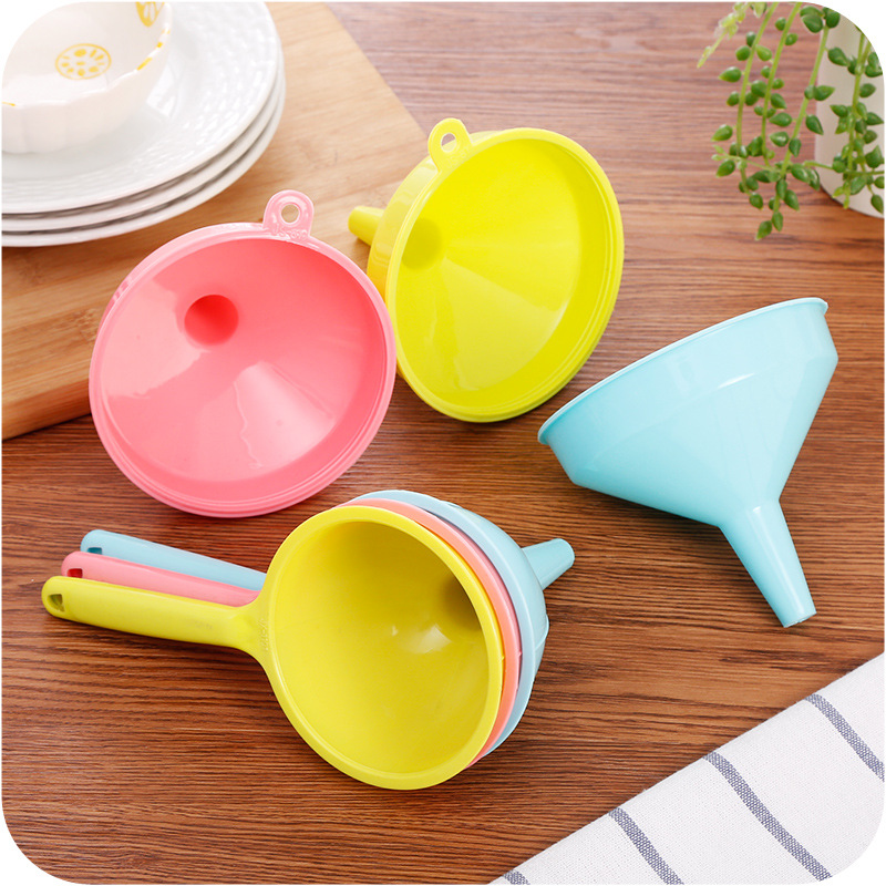 Phễu Nhựa Rót Nước Có Tay Cầm 19.5x9.8x10.5cm