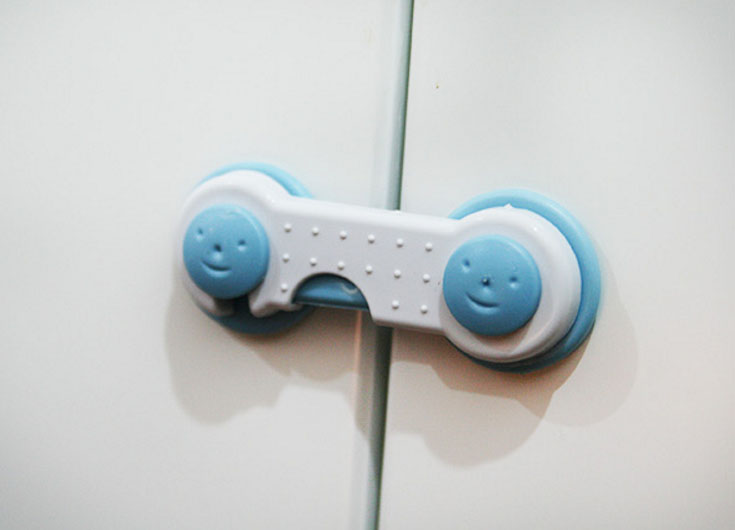 Dụng Cụ Khóa Tủ An Toàn Cho Bé Dụng Cụ Khóa Tủ An Toàn Cho Bé