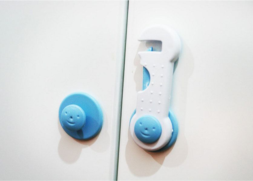 Dụng Cụ Khóa Tủ An Toàn Cho Bé Dụng Cụ Khóa Tủ An Toàn Cho Bé