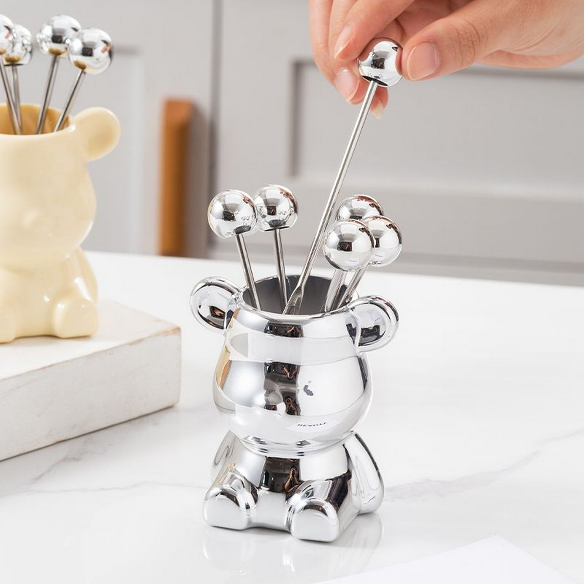 Que Xiên Hoa Quả Kèm Cốc Đựng Hình Gấu Bearbrick
