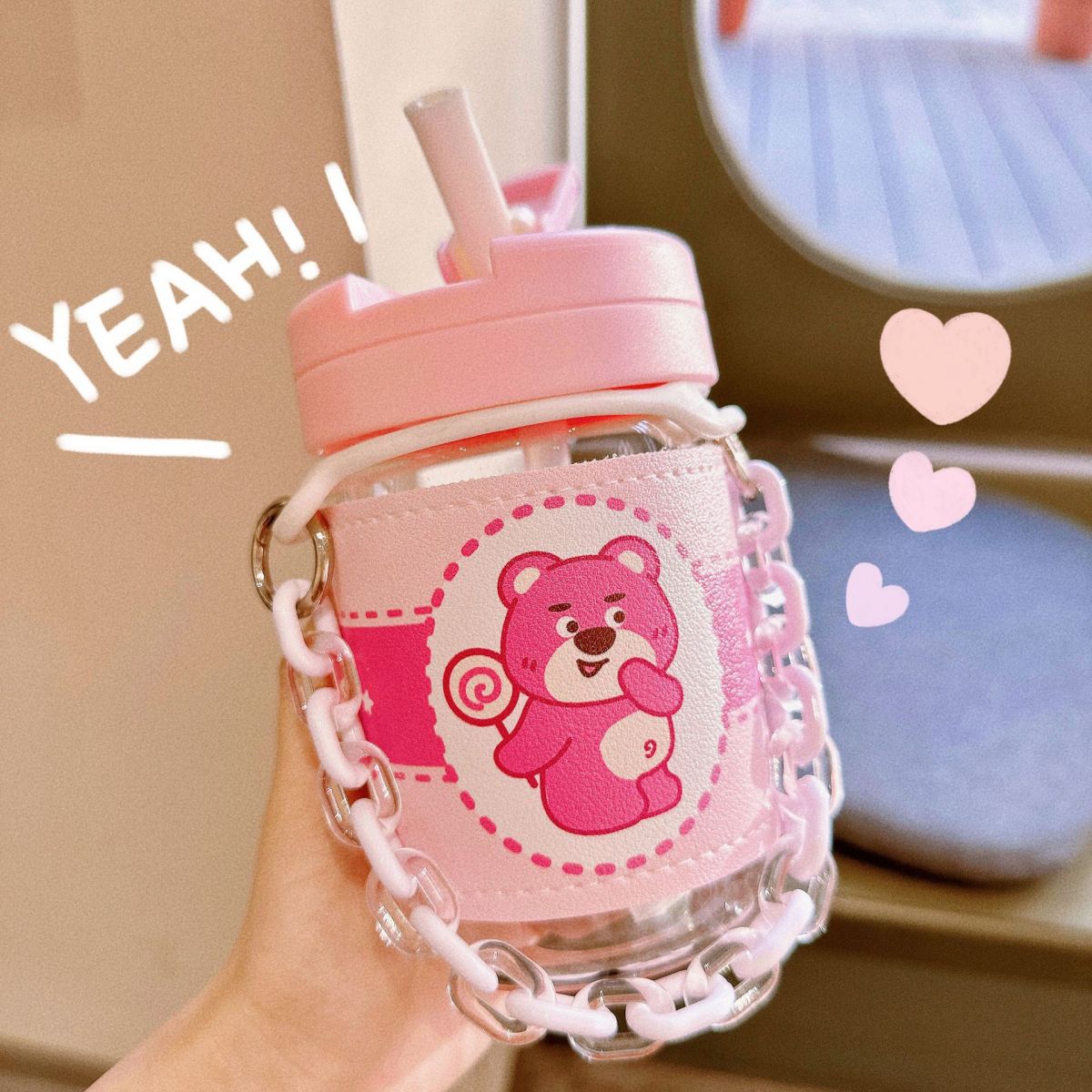 Bình Nước Gấu Lotso Gấu Dâu Bọc Da Và Dây Xích Đeo 400Ml Chống Đổ