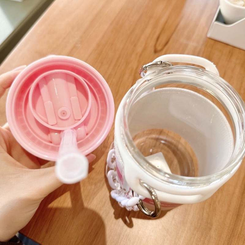Bình Nước Gấu Lotso Gấu Dâu Bọc Da Và Dây Xích Đeo 400Ml Chống Đổ