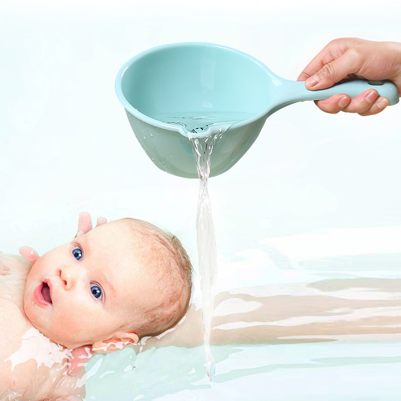 Ca Nhựa Múc Nước Cán Dài Ca Nhựa Múc Nước Cán Dài