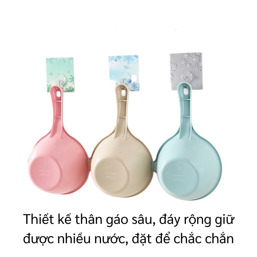 Ca Nhựa Múc Nước Cán Dài Ca Nhựa Múc Nước Cán Dài