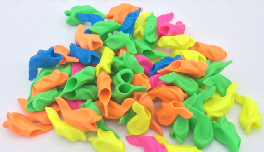 Dụng Cụ Đệm Bút Viết Cho Bé Hình Cá Heo Dụng Cụ Đệm Bút Viết Cho Bé Hình Cá Heo