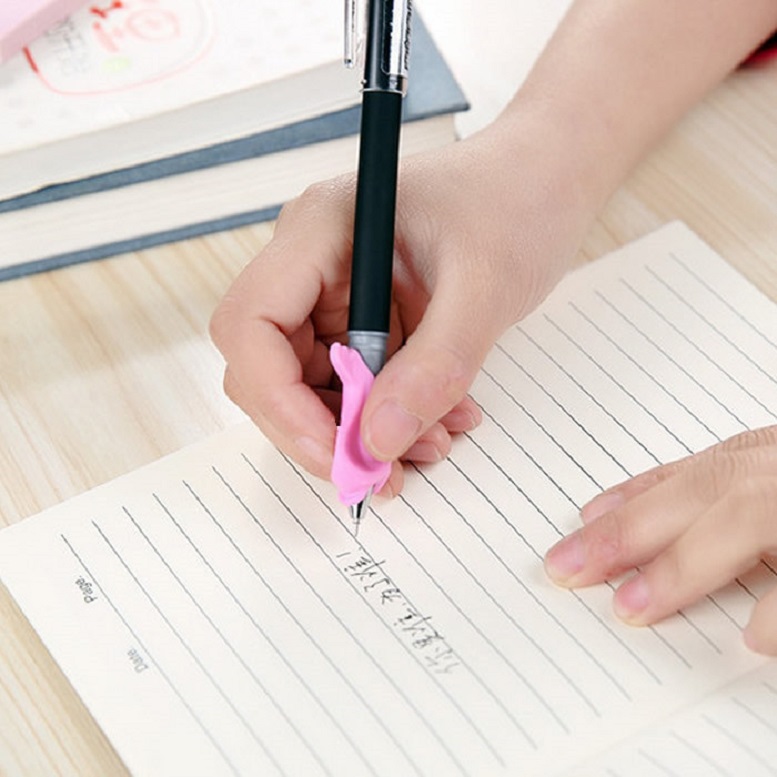 Dụng Cụ Đệm Bút Viết Cho Bé Hình Cá Heo Dụng Cụ Đệm Bút Viết Cho Bé Hình Cá Heo