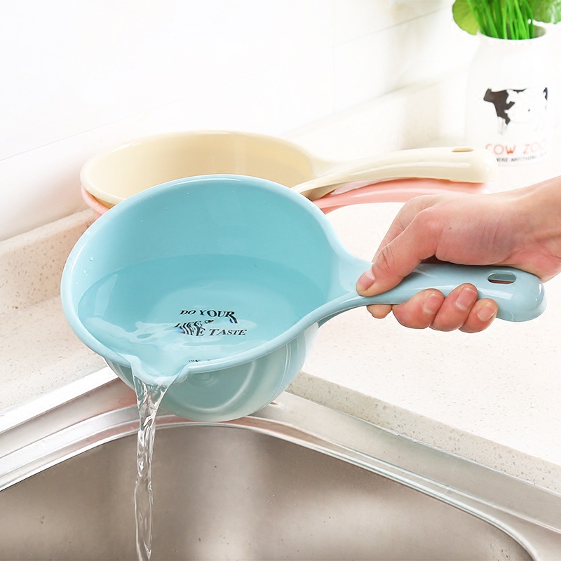 Ca Nhựa Múc Nước Cán Dài Ca Nhựa Múc Nước Cán Dài