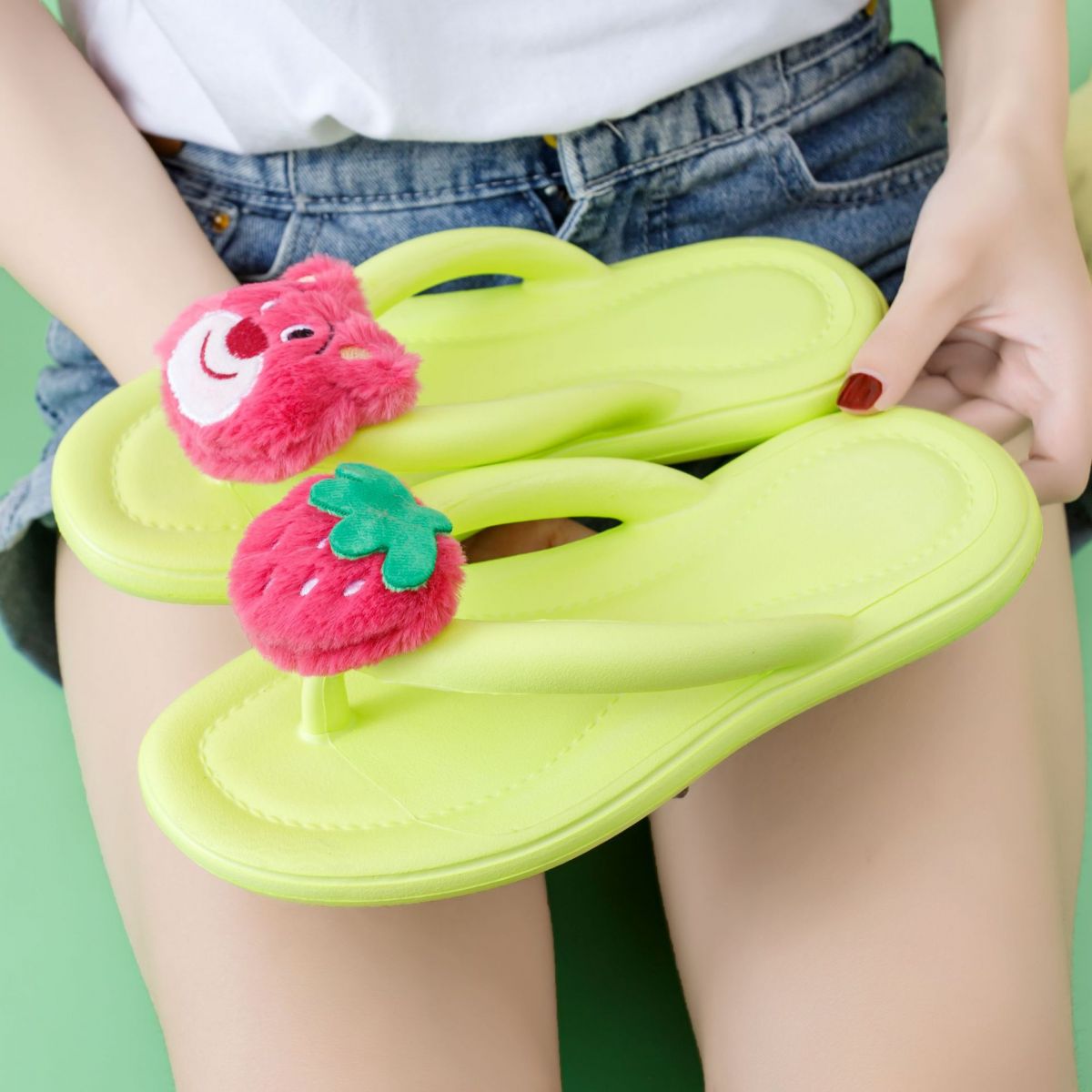 Dép Đế Xuồng Họa Tiết Gấu Và Dâu Tây Đáng Yêu Thời Trang Dép Đế Xuồng Họa Tiết Gấu Và Dâu Tây Đáng Yêu Thời Trang