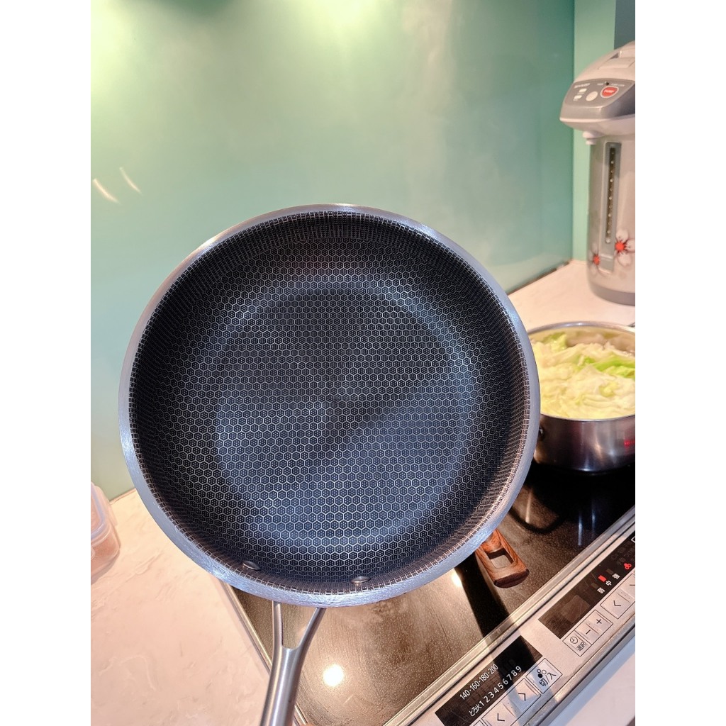 Chảo Chống Dính 5 Lớp Inox 304 Vân Tổ Ong Đáy Bằng Sâu 28Cm Chảo Chống Dính 5 Lớp Inox 304 Vân Tổ Ong Đáy Bằng Sâu 28Cm