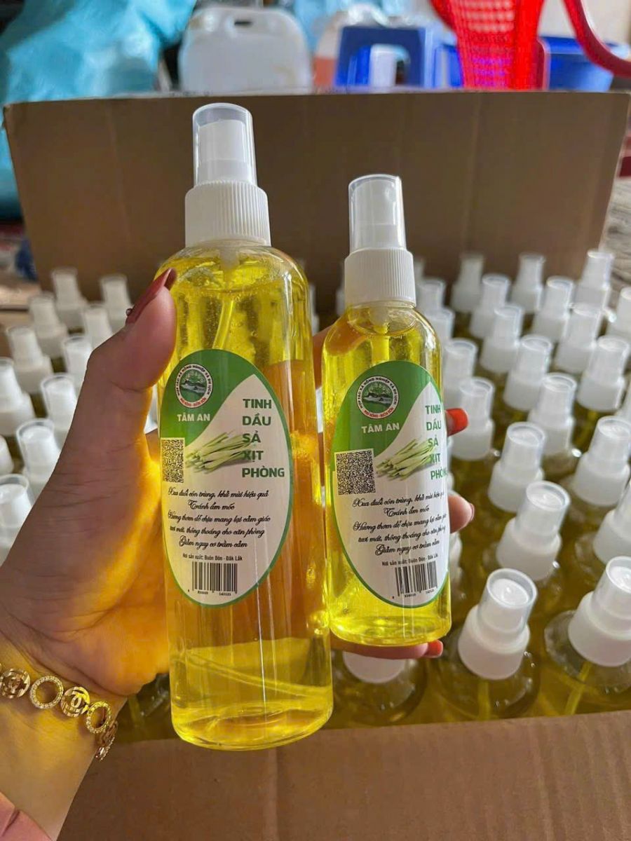 Xịt Thơm Phòng Tinh Dầu Sả Thiên Nhiên Đuổi Muỗi, Côn Trùng, Khử Mùi, Diệt Khuẩn Xịt Thơm Phòng Tinh Dầu Sả Thiên Nhiên Đuổi Muỗi, Côn Trùng, Khử Mùi, Diệt Khuẩn