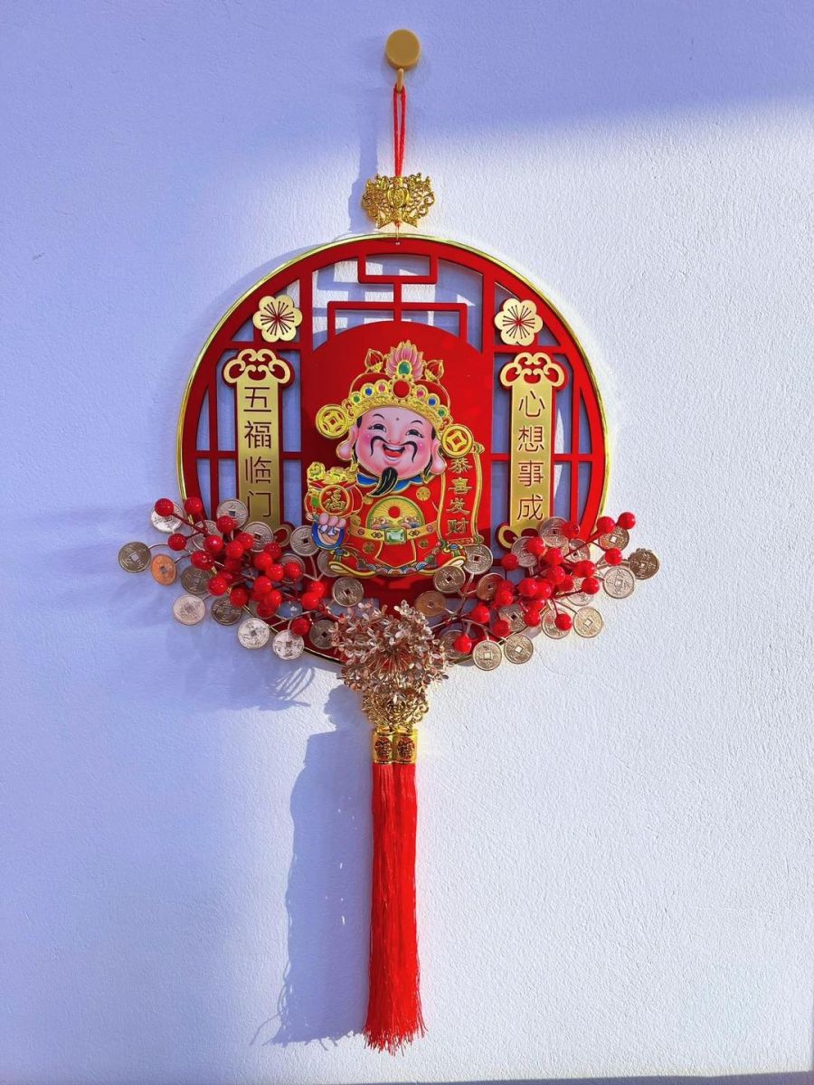 Dâyi Treo Kèm Hoa Trang Trí Thần Tài Lắc Lư Cầu May Mắn, Tài Lộc Kèm Pin Và Móc Treo Dâyi Treo Kèm Hoa Trang Trí Thần Tài Lắc Lư Cầu May Mắn, Tài Lộc Kèm Pin Và Móc Treo