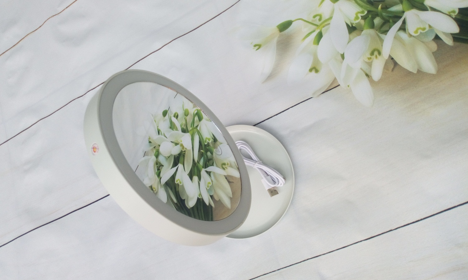 Gương Trang Điểm Đèn LED 28x18cm Sạc USB