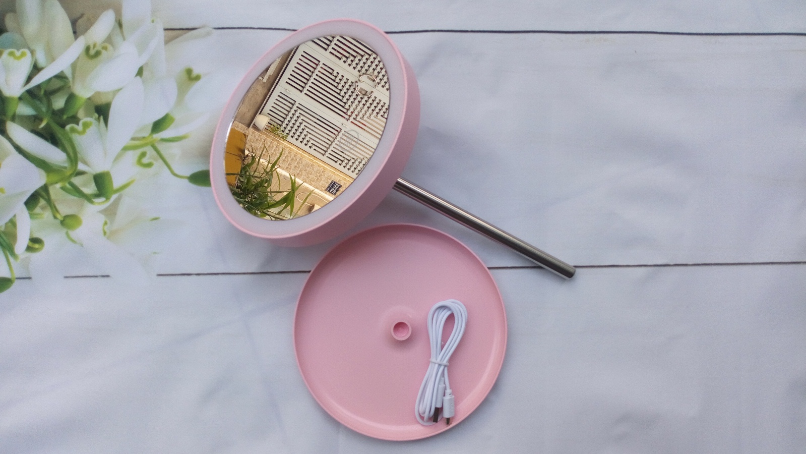 Gương Trang Điểm Đèn LED 28x18cm Sạc USB