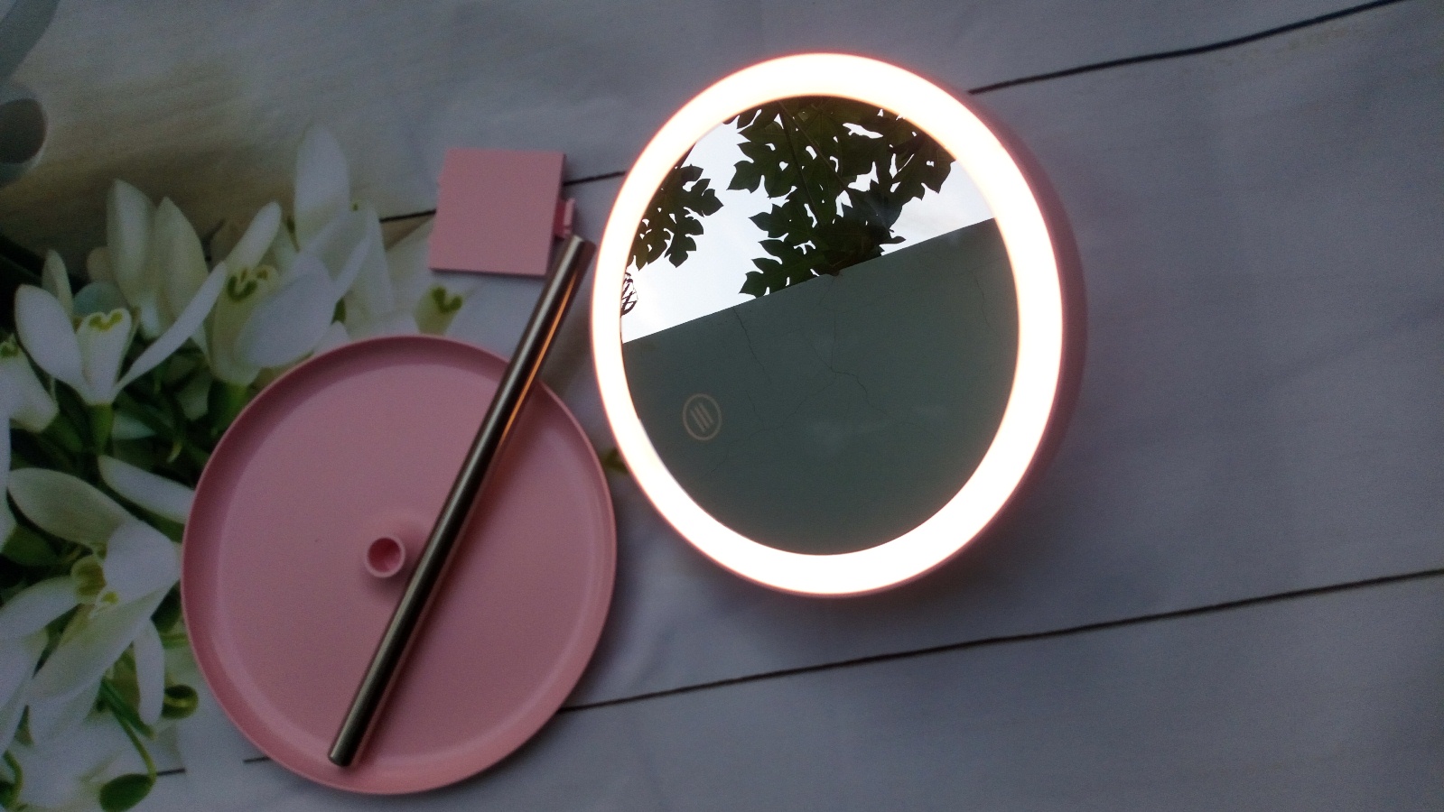 Gương Trang Điểm Đèn LED 28x18cm Sạc USB