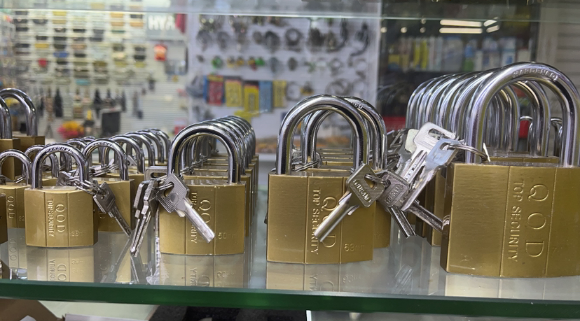 Ổ Khóa Treo Gang Bấm 50Mm Kèm 3 Chìa Khóa Nhỏ Gọn Ổ Khóa Treo Gang Bấm 50Mm Kèm 3 Chìa Khóa Nhỏ Gọn