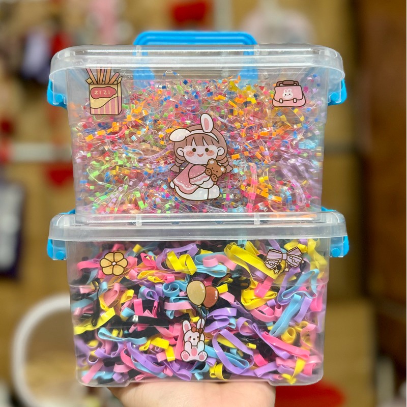 Hộp Nhựa Đựng 4000C Dây Chun Cột Tóc Nhiều Màu Sắc Cho Bé Hộp Nhựa Đựng 4000C Dây Chun Cột Tóc Nhiều Màu Sắc Cho Bé